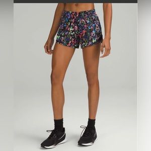 EUC Lululemon Hotty Hot Low-Rise Lined Short 4" Size 2